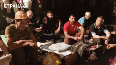 Шахтеры устроили бессрочный протест под зданием Рады