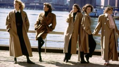 Модные пальто 2020: двубортные бежевые модели