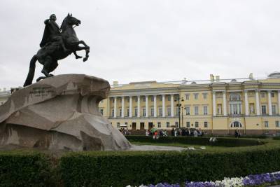 В преддверии зимы в Петербурге помыли памятник Петру I