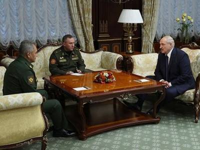 Лукашенко заявил, что попросил у Путина предоставить Беларуси оружие