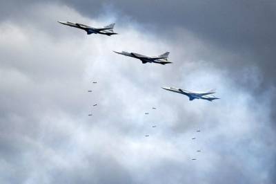 Российские бомбардировщики Ту-22М3 совершили полет над Черным морем