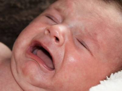 Мать оставила новорожденную дочку на лавке у подъезда: слишком много плакала