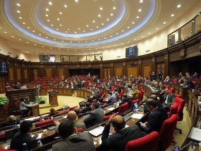 Впредь только так: В парламенте Армении договорились выступать с трибуны в масках