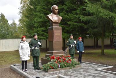 Памятник Герою России Михаилу Малофееву установили в Каменке