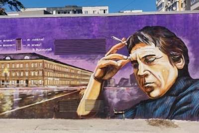 В Новороссийске на трансформаторной будке появился граффити-портрет Высоцкого