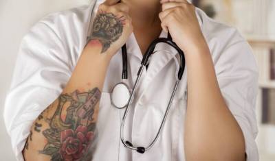 Спасла жизнь – получи выговор! Родные больного нажаловались на врача за татуировку