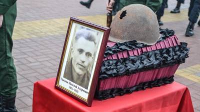 Поисковики передали останки погибшего под Калугой красноармейца на Украину