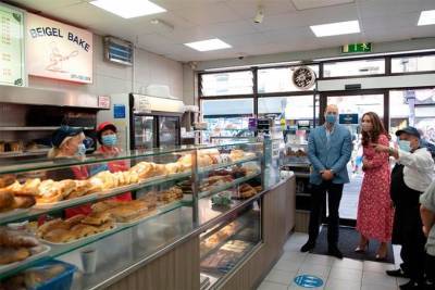 Принц Уильям и Кейт Миддлтон испекли бублики для знаменитой пекарни Beigel