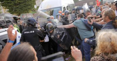 В столице Болгарии протестующие забаррикадировали вход в парламент