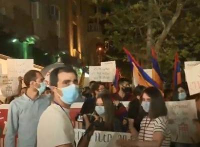 В Ереване проходит шествие с требованием отставки министра образования