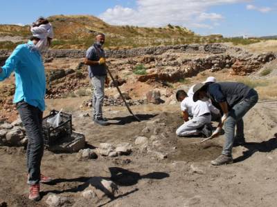 Артефактам около 4500 лет: в Турции археологи обнаружили идолов богов хеттской империи