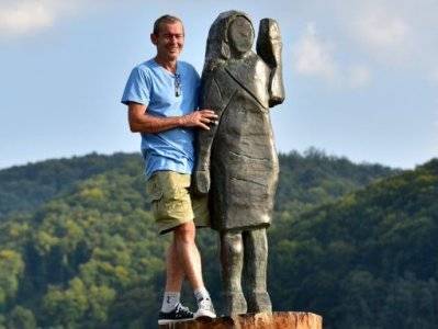 В Словении установили бронзовую статую Мелании Трамп после поджога деревянной
