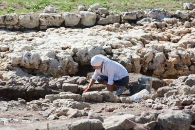 Раскопки: нашли византийский медальон и сосуд с изображением Сирина