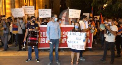 "Сардарапат" и "Араик, уходи": в Ереване завершилась акция против главы Минобразования