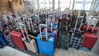 Дама сдавала в багаж: в Петербурге запустили сервис хранения для туристов