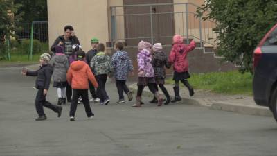 Активисты ОНФ в Петербурге проверяют безопасность дорог для детей.
