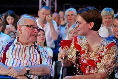 75-летний Евгений Петросян показал полугодовалого сына от своей молодой жены