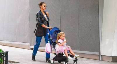 Без Брэдли Купера, зато в провокационном топе: Ирина Шейк на прогулке с дочерью Леей