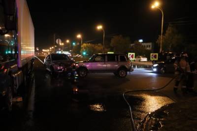 Иномарка снесла дорожный знак и пробила бензобак грузовику (видео)