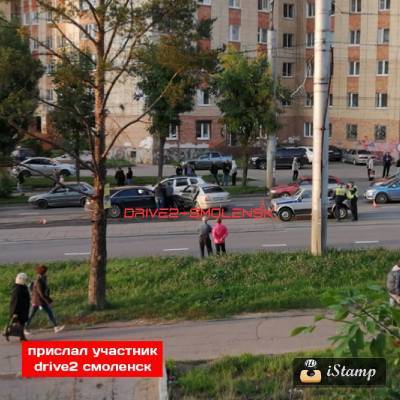 В Смоленске возле торгового центра не поделили дорогу две иномарки