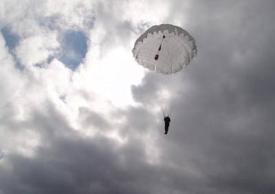Семья погибшего при испытаниях парашюта чешского десантника отсудила 4 млн крон