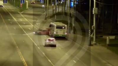 Легковушка столкнулась с автобусом на Калужском шоссе