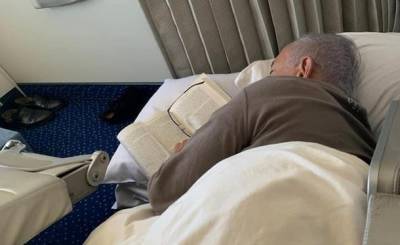 Нетаниягу поймали спящим на полу в самолете