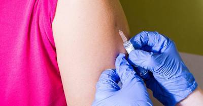 Несколько богатых стран скупили половину имеющихся доз вакцин от COVID