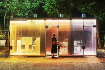 «Показать туалетную культуру»: В Токио установили прозрачные кабинки на улице