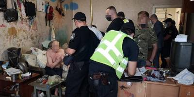 В Киеве пьяный мужчина зарезал своего сына бутылкой, разбитой о его голову