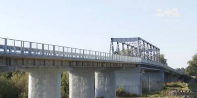 Мост в Ровненской области на трассе национального значения залатали штанами и куртками