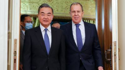 Глава МИД Китая назвал отношения с Россией «прочными как скала»