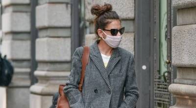 Двубортное пальто, широкие джинсы и небрежный пучок: Кэти Холмс на прогулке в Нью-Йорке