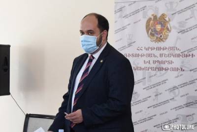 Араик не ушёл: парламент Армении выразил доверие «революционному» министру