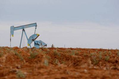 Нефть падает на фоне опасений о слабом спросе, восстановления добычи после урагана