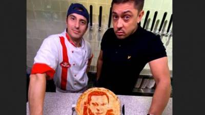 В Петербурге испекли пиццу с портретом автора закона о "наливайках"