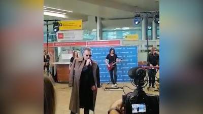 Хор Турецкого исполнил любимые песни в аэропорту Шереметьево.