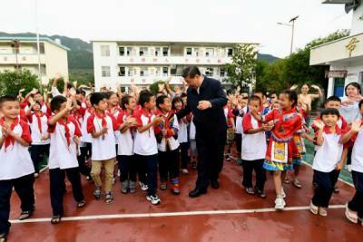 Си Цзиньпин призвал сельских школьников вырастать в «высокие деревья»