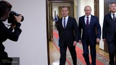 Путин вручил Медведеву орден "За заслуги перед Отечеством"