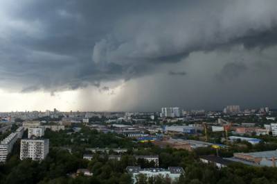 Москвичей предупредили о грозе с дождем