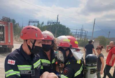 Пожарные вытащили трех человек из горящей квартиры в Гори