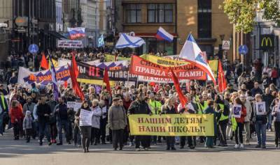 "Ассимилируйся или деградируй": к чему толкают русских в Латвии