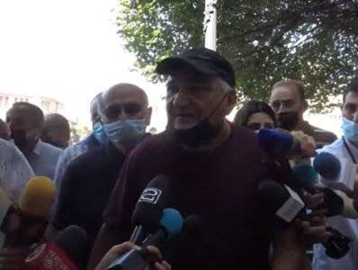 У здания Правительства Армении проходит акция протеста бывших сотрудников ЗАО «Арминкассация»