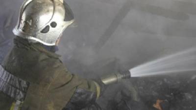 Спасатели эвакуировали человека из горящего дома в поселке Песочный