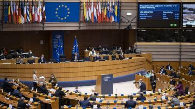 Европарламент призвал заморозить переводы и прекратить выдачу кредитов Минску