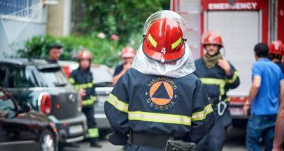 На востоке Грузии пожарные спасли при пожаре трех человек