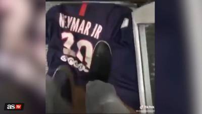 Футболка Неймара используется клубным магазином "Марселя" для вытирания ног. Видео