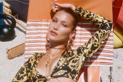 Продлила лето: Белла Хадид поделилась фото со съемок для Versace у моря