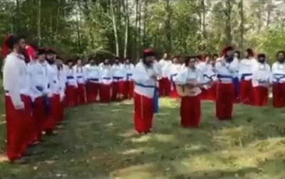 Хасиды в украинских костюмах спели гимн Украины
