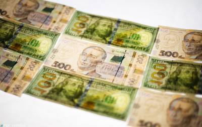 НБУ снизил официальный курс доллара впервые с начала месяца